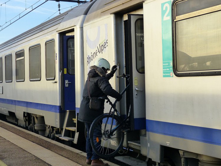 Velo_voie_verte_beaujolais_intermodalite_train_velo